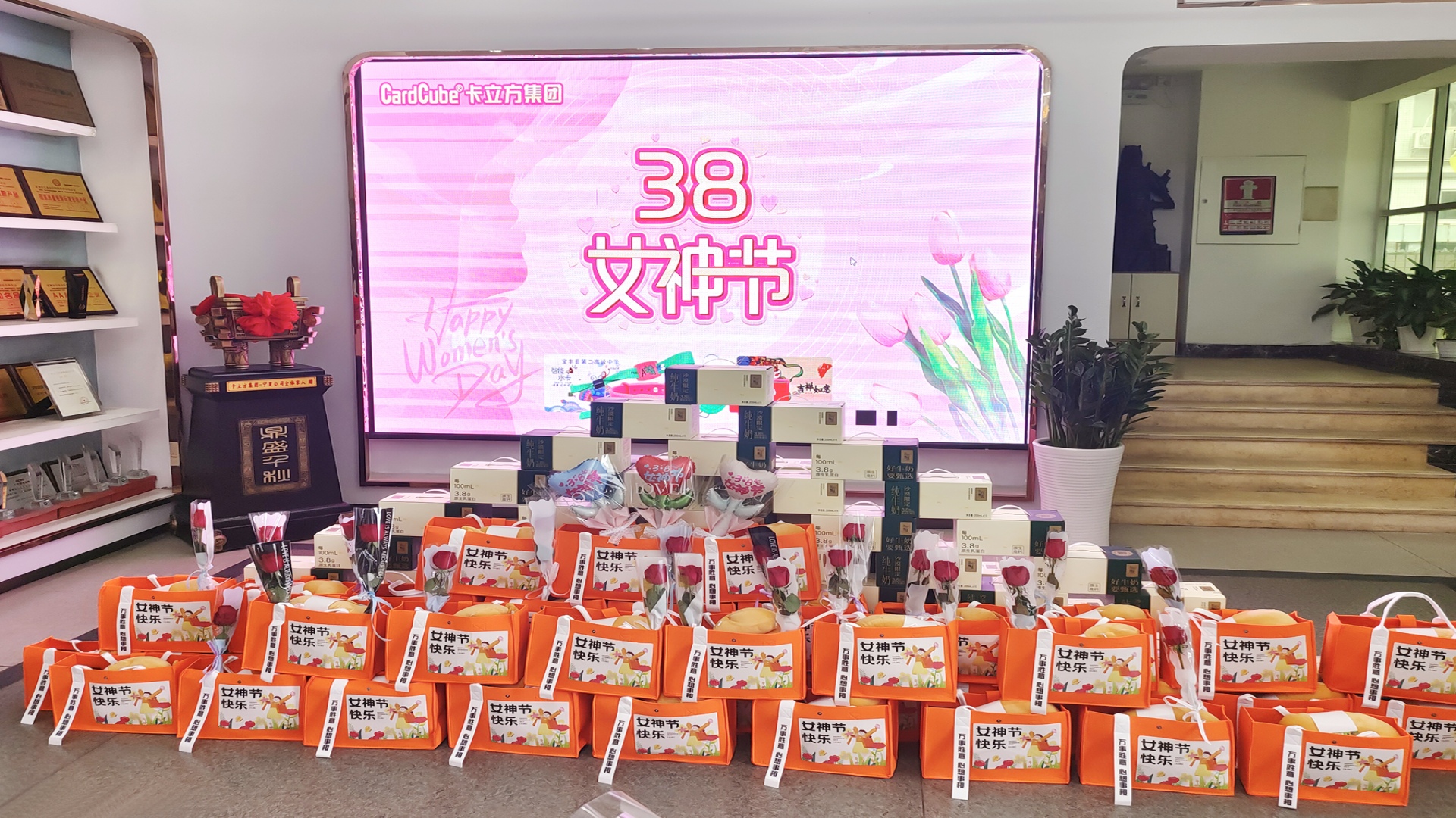 卡立方集團智能卡工廠腕帶廠家：以花為禮，致敬每一位 “女神”